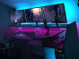 Gaming set-up in actie: Parisot game bureau met 2 monitoren, muis en toetsenbord in een moderne tienerkamer.
