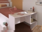 Close-up van het uitschuifbaar bureau van het multifunctionele Parisot bed Cleo.