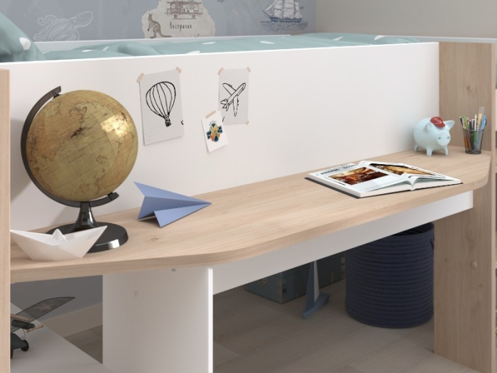 Ingebouwd bureau Shelter halfhoogslaper in wit met blank eiken blad. Ruimtebesparende oplossing om te studeren.