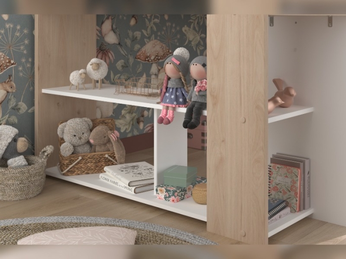 Opbergruimte van halfhoogslaper Shelter met twee open vakken en kastgedeelte onder het bed. Opgeruimde kinderkamer.