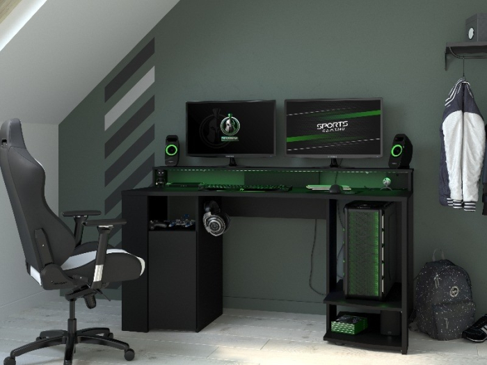 Gaming setup sfeerbeeld, bureau met felle LED strip en PC monitor