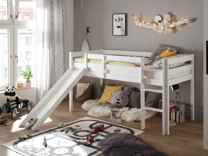 Witte halfhoogslaper van PS Slapen, inclusief glijbaan en rolbodem
