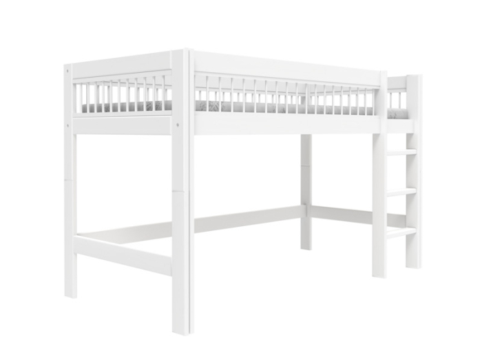 Witte halfhoogslaper Lifetime Breeze (2625-10) van hout. Voorzien van rechte ladder en open frame onder het bed.
