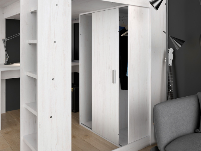 De stevige trap (rechts voor) van de 'Higher' hoogslaper die toegang biedt tot het bedniveau op 189 cm hoogte.