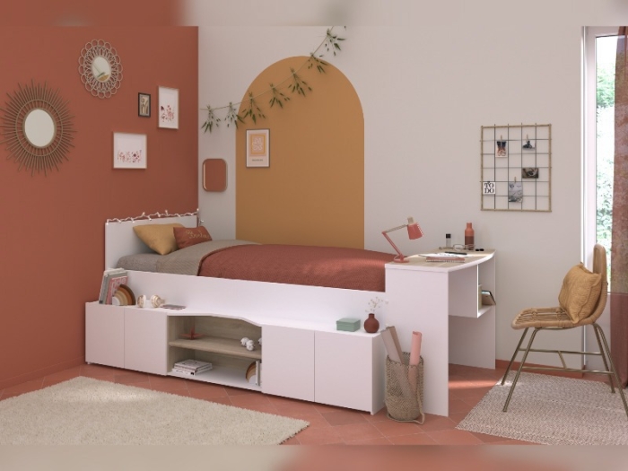 Eenpersoonsbed Cleo van Parisot in een opgeruimde tienerkamer. Ruimtebesparend design.